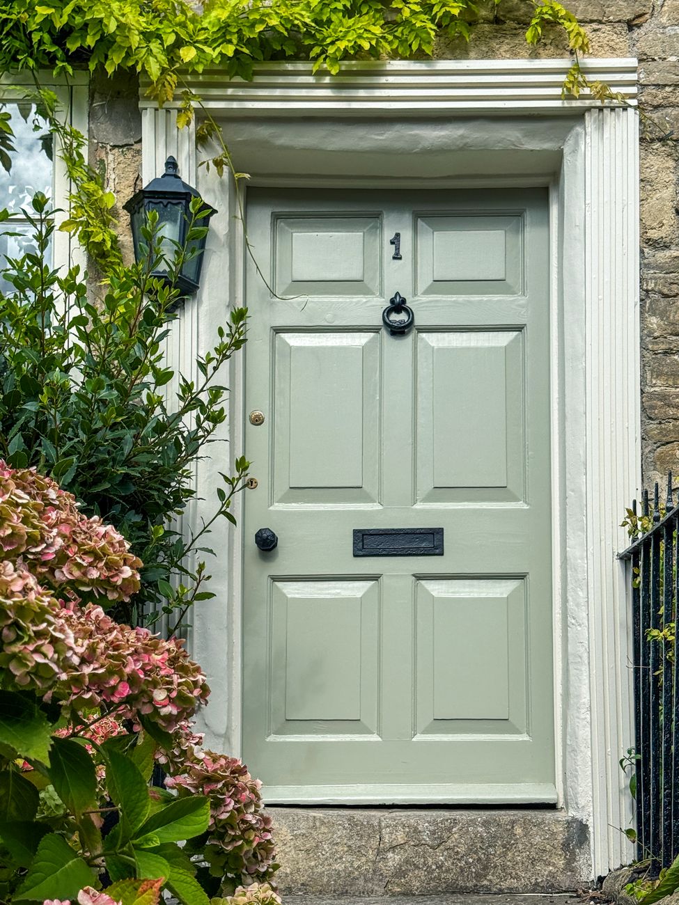 pexels-photo-19609299 charming english cottage doorway with garden